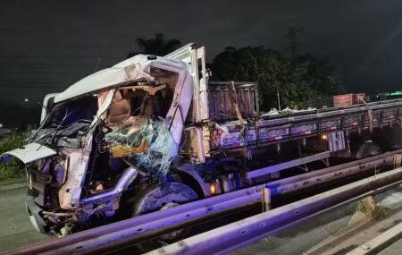 Motorista &eacute; arremessado da cabine e morre atropelado pelo pr&oacute;prio caminh&atilde;o no Recife.