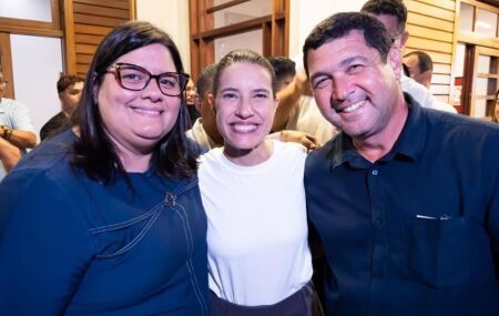 Governadora Raquel Lyra, a prefeita de Ribeir&atilde;o, Carol Jord&atilde;o e o prefeito Jeyson Falc&atilde;o de Primavera.