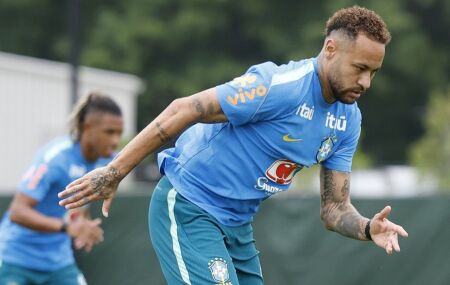 Neymar no treino da Sele&ccedil;&atilde;o Brasileira.