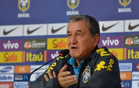 Carlos Alberto Parreira est&aacute; internado na UTI de hospital no Rio de Janeiro.