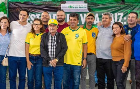 Prefeito de Belo Jardim, Gilvandro Estrela, ao lado de aliados.