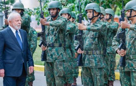 Presidente Lula ao lado de militares.