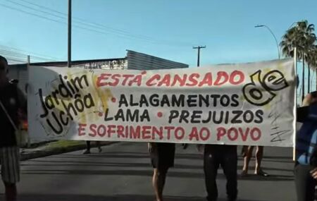 Protesto fecha trecho da Avenida Recife.