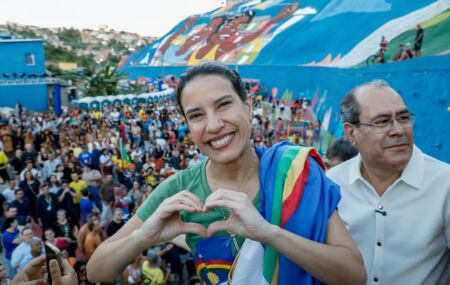 Raquel Lyra entregando obra de conten&ccedil;&atilde;o de encostas.