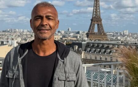 Rom&aacute;rio em Paris durante viagem internacional.