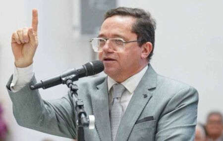 Pastor Waldemir Farias em culto na Igreja Assembl&eacute;ia de Deus em Pernambuco