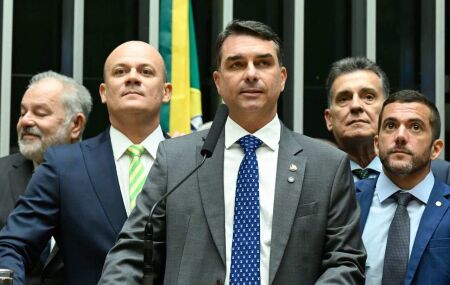 Senador Fl&aacute;vio Bolsonaro e aliados.