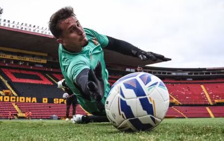 Thiago Couto, goleiro do Sport, vira muralha na S&eacute;rie B.