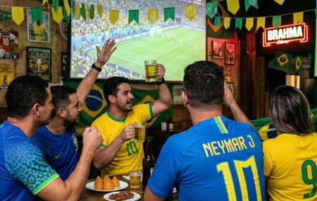 Torcedores em bar.