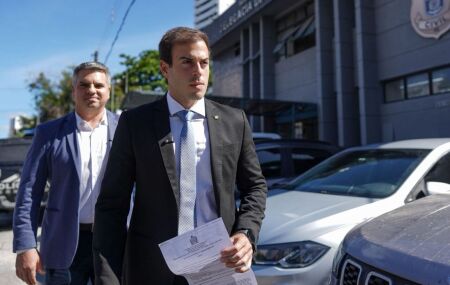 Vereador Gilson Filho presta queixa em delegacia.
