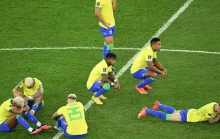 Jogadores brasileiros em campo ap&oacute;s elimina&ccedil;&atilde;o