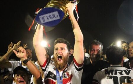 O Santa Cruz foi campe&atilde;o da Copa do Nordeste em 2016.