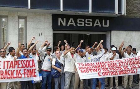 Trabalhadores em frente a sede do Grupo Jo&atilde;o Santos 