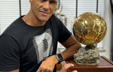 Rivaldo com a Bola de Ouro de 1999