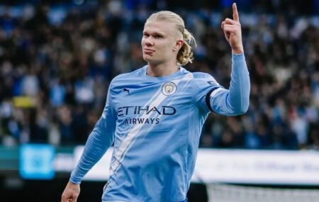 Erling Haaland comemora gol pelo Manchester City 