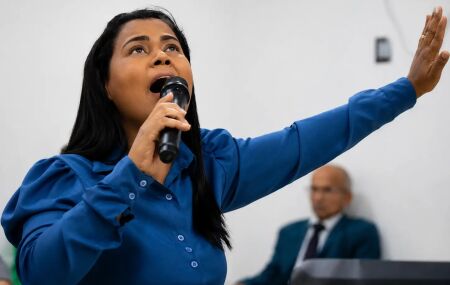 Cantora gospel Ana Cl&eacute;zia