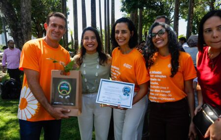 Raquel Lyra entrega pr&ecirc;mios a empresas sustent&aacute;veis 
