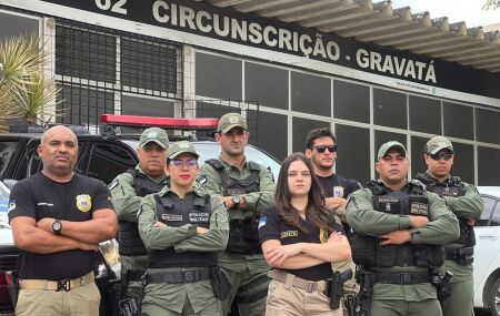 Agentes da Pol&iacute;cia Militar de Gravat&aacute;