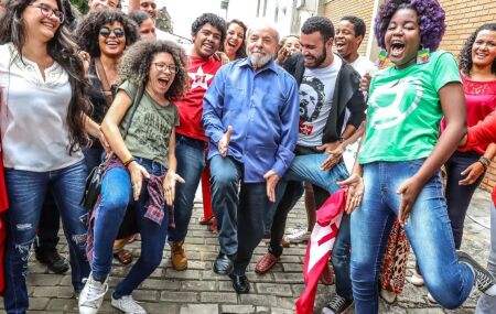Lula d&aacute; 'sarrada' durante encontro com estudantes na Bahia 