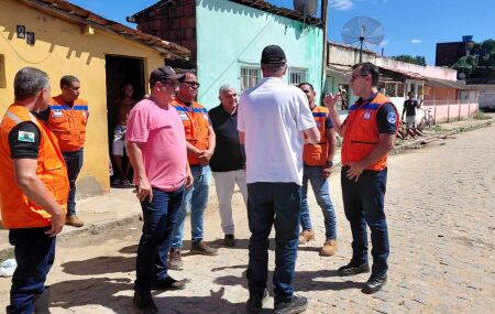 For&ccedil;as de seguran&ccedil;a de Pernambuco intensificam apoio aos munic&iacute;pios e refor&ccedil;am a&ccedil;&otilde;es de resgate &agrave;s v&iacute;timas das chuvas na Mata Norte