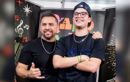 Xand Avi&atilde;o ao lado do filho Enzo, de 18 anos.