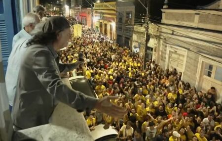 Oitenta anos de Alceu Valen&ccedil;a &eacute; celebrado com cortejo da Pitombeira em Olinda (PE).