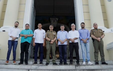 Encontro de Eduardo da Fonte com o Sindicato dos Rodovi&aacute;rios e comandante-geral da PMPE.