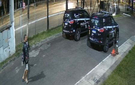 Homem &eacute; preso ap&oacute;s jogar pedra em viatura da Pol&iacute;cia Civil dentro de delegacia.