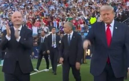 Trump &eacute; vaiado ao entrar em campo na final da Copa do Mundo nos Estados Unidos.