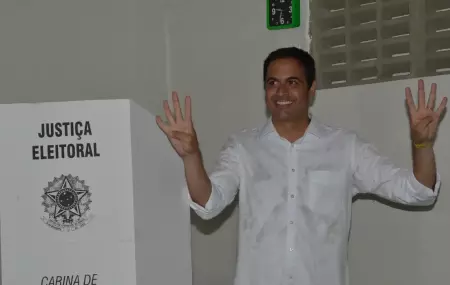 Paulo C&acirc;mara em cabine eleitoral