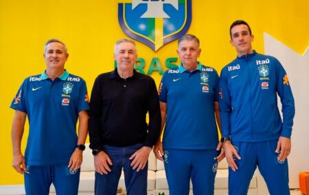 Ancelotti com t&eacute;cnicos da Sele&ccedil;&atilde;o Brasileira de base.