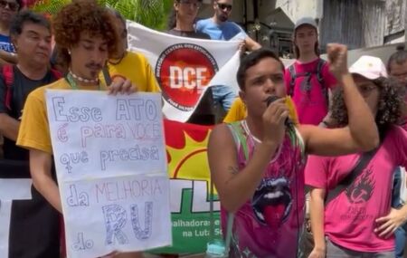 "Mexeu com estudante, mexeu com o satan&aacute;s": alunos  protestam contra sucateamento de UF