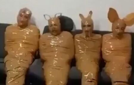 Embaladinhos! Criminosos detidos pela Pol&iacute;cia s&atilde;o transformados em animais de fita adesiva