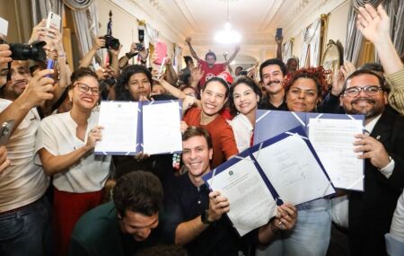 Raquel Lyra autoriza constru&ccedil;&atilde;o de 736 moradias no Recife e entrega 87 novas ambul&acirc;ncias
