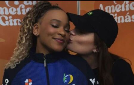 Ginasta Rebeca Andrade ignora assessoria e assume namoro com empres&aacute;ria 