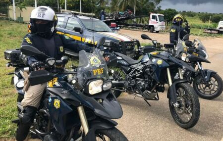 Jovem tenta roubar moto da PRF para "farmar aura" e acaba preso