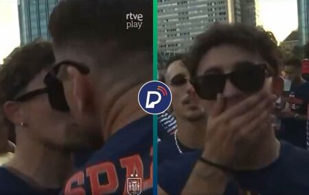 Jogadores da sele&ccedil;&atilde;o espanhola se beijam durante festa do t&iacute;tulo da Copa do Mundo
