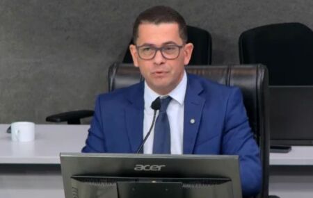 Microfone aberto flagra xingamentos de vereador durante sess&atilde;o: "vai todo mundo tomar no c*"