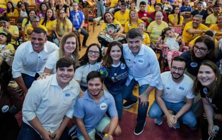 Eduardo da Fonte com fam&iacute;lia e aliados na Papo da Inclus&atilde;o, no Recife.