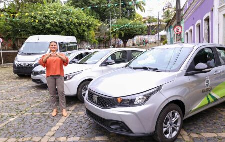 Elcione ramos entra ve&iacute;culos em Igarassu.