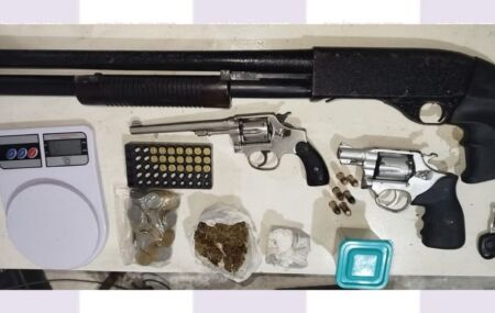 Um homem morreu, dois ficaram feridos e policiais apreenderam armas, muni&ccedil;&otilde;es, uma balan&ccedil;a de precis&atilde;o e um ve&iacute;culo com registro de roubo.