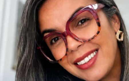 Empres&aacute;ria Shirli Oliveira, propriet&aacute;ria da &Oacute;ptica Millenium, no distrito de Nossa Senhora do &Oacute;.