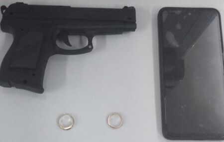 O simulacro de arma de fogo e j&oacute;ias. 