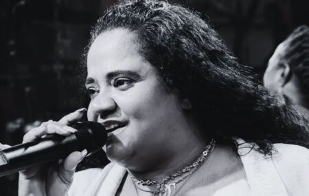  A&nbsp;cantora D&eacute;bora Cruz, sobrinha do cantor e compositor Arlindo Cruz. 