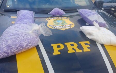 O suspeito transportava cerca de dois quilos de coca&iacute;na em uma mochila.
