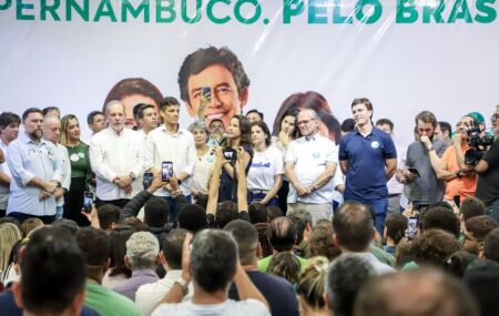 Ex-secret&aacute;rio oficializou a pr&eacute;-candidatura pela legenda durante ato pol&iacute;tico realizado no Centro de Conven&ccedil;&otilde;es, em Olinda.