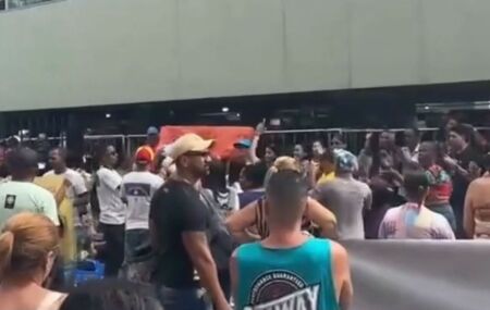 Os manifestantes ocuparam a pista no sentido Bairro do Recife e exibiram faixas durante o protesto.