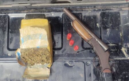 Tr&aacute;fico de drogas e posse ilegal de arma de fogo durante a Opera&ccedil;&atilde;o Fecha Batalh&atilde;o.