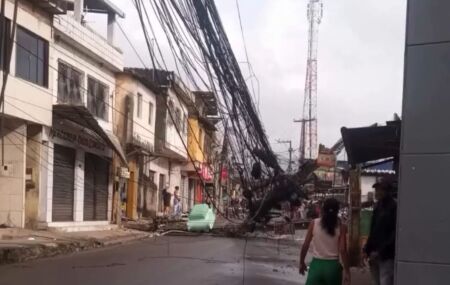 Dois postes ca&iacute;ram,&nbsp;ap&oacute;s um caminh&atilde;o atingir uma das estruturas.