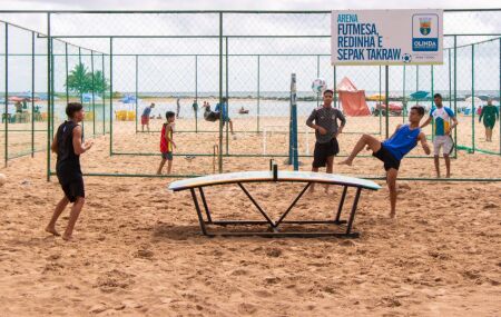 Jovens na praia de Olinda